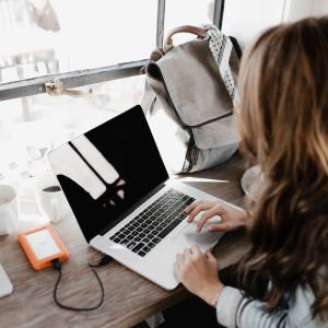 <span>Photo by <a href="https://unsplash.com/@andrewtneel?utm_source=unsplash&utm_medium=referral&utm_content=creditCopyText">Andrew Neel</a> on <a href="https://unsplash.com/s/photos/woman-entrepreneur?utm_source=unsplash&utm_medium=referral&utm_content=creditCopyText">Unsplash</a></span> Impresa