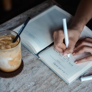 <span>Photo by <a href="https://unsplash.com/@prophsee?utm_source=unsplash&utm_medium=referral&utm_content=creditCopyText">Prophsee Journals</a> on <a href="https://unsplash.com/s/photos/female-entrepreneur?utm_source=unsplash&utm_medium=referral&utm_content=creditCopyText">Unsplash</a></span> Imprese