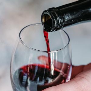 Photo by <a href="https://unsplash.com/@jeffsiepman?utm_source=unsplash&utm_medium=referral&utm_content=creditCopyText">Jeff Siepman</a> on <a href="/s/photos/wine?utm_source=unsplash&utm_medium=referral&utm_content=creditCopyText">Unsplash</a> Fiera vino