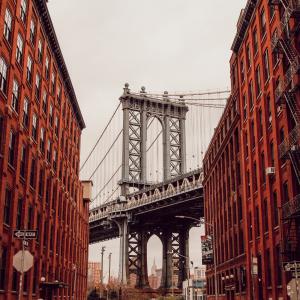 Photo by <a href="https://unsplash.com/@_miltiadis_?utm_source=unsplash&utm_medium=referral&utm_content=creditCopyText">Miltiadis Fragkidis</a> on <a href="https://unsplash.com/s/photos/brooklyn?utm_source=unsplash&utm_medium=referral&utm_content=creditCopyText">Unsplash</a> Fiere internazionali