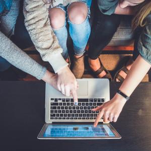 Photo by <a href="https://unsplash.com/@johnschno?utm_source=unsplash&utm_medium=referral&utm_content=creditCopyText">John Schnobrich</a> on <a href="https://unsplash.com/s/photos/female-worker?utm_source=unsplash&utm_medium=referral&utm_content=creditCopyText">Unsplash</a> Imprese