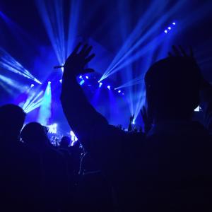 Photo by <a href="https://unsplash.com/@melissaaskew?utm_source=unsplash&utm_medium=referral&utm_content=creditCopyText">Melissa Askew</a> on <a href="https://unsplash.com/s/photos/lice-concert?utm_source=unsplash&utm_medium=referral&utm_content=creditCopyText">Unsplash</a> Spettacolo