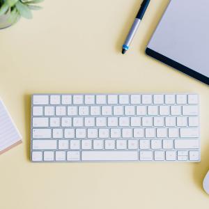 Photo by <a href="https://unsplash.com/@amyhirschi?utm_source=unsplash&utm_medium=referral&utm_content=creditCopyText">Amy Hirschi</a> on <a href="https://unsplash.com/s/photos/office?utm_source=unsplash&utm_medium=referral&utm_content=creditCopyText">Unsplash</a> Commercio