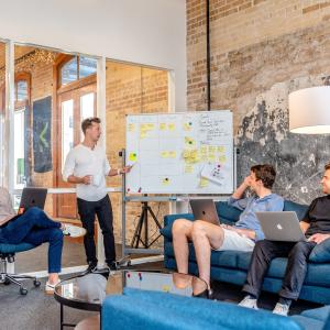 Photo by <a href="https://unsplash.com/@austindistel?utm_source=unsplash&utm_medium=referral&utm_content=creditCopyText">Austin Distel</a> on <a href="https://unsplash.com/s/photos/worker?utm_source=unsplash&utm_medium=referral&utm_content=creditCopyText">Unsplash</a> Lavoro