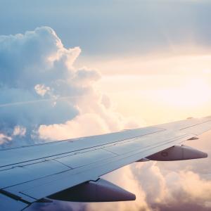 Photo by <a href="https://unsplash.com/@rparmly?utm_source=unsplash&utm_medium=referral&utm_content=creditCopyText">Ross Parmly</a> on <a href="https://unsplash.com/s/photos/airplane?utm_source=unsplash&utm_medium=referral&utm_content=creditCopyText">Unsplash</a> Trasporti