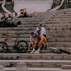 Photo by <a href="https://unsplash.com/@mhlkv_?utm_source=unsplash&utm_medium=referral&utm_content=creditCopyText">Anastasia Mihalkova</a> on <a href="https://unsplash.com/s/photos/riders?utm_source=unsplash&utm_medium=referral&utm_content=creditCopyText">Unsplash</a> Commercio