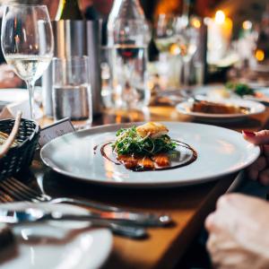 Photo by <a href="https://unsplash.com/@jaywennington?utm_source=unsplash&utm_medium=referral&utm_content=creditCopyText">Jay Wennington</a> on <a href="https://unsplash.com/s/photos/restaurant?utm_source=unsplash&utm_medium=referral&utm_content=creditCopyText">Unsplash</a> Lavoro