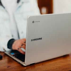 Photo by <a href="https://unsplash.com/@brookecagle?utm_source=unsplash&utm_medium=referral&utm_content=creditCopyText">Brooke Cagle</a> on <a href="https://unsplash.com/s/photos/worker-young?utm_source=unsplash&utm_medium=referral&utm_content=creditCopyText">Unsplash</a> Lavoro