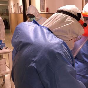 Covid, sanitari in un centro per anziani Covid, sanitari in un centro per anziani