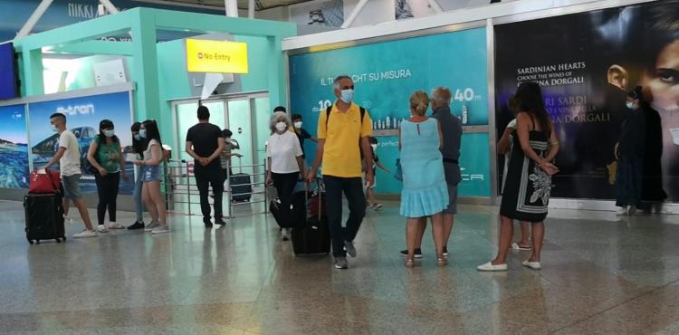 turisti in arrivo all'aeroporto di Olbia turisti in arrivo all'aeroporto di Olbia