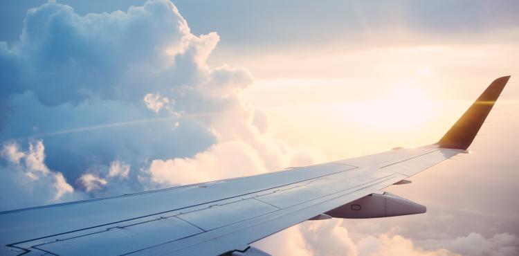 <span>Photo by <a href="https://unsplash.com/@rparmly?utm_source=unsplash&utm_medium=referral&utm_content=creditCopyText">Ross Parmly</a> on <a href="https://unsplash.com/s/photos/airplane?utm_source=unsplash&utm_medium=referral&utm_content=creditCopyText">Unsplash</a></span> Trasporti