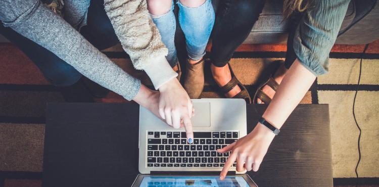 Photo by <a href="https://unsplash.com/@johnschno?utm_source=unsplash&utm_medium=referral&utm_content=creditCopyText">John Schnobrich</a> on <a href="https://unsplash.com/s/photos/female-worker?utm_source=unsplash&utm_medium=referral&utm_content=creditCopyText">Unsplash</a> Imprese